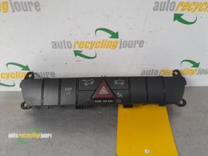 Gebruikte Alarmlicht Schakelaar Mercedes ML II (164/4JG) 3.0 ML-320 CDI 4-Matic V6 24V Prijs € 34,99 Margeregeling aangeboden door Autorecycling Joure B.V.