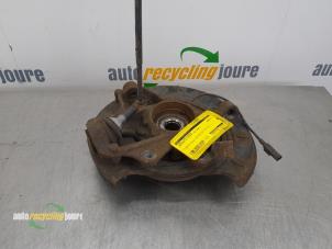 Gebruikte Fusee links-achter Mercedes ML II (164/4JG) 3.0 ML-320 CDI 4-Matic V6 24V Prijs € 45,00 Margeregeling aangeboden door Autorecycling Joure B.V.