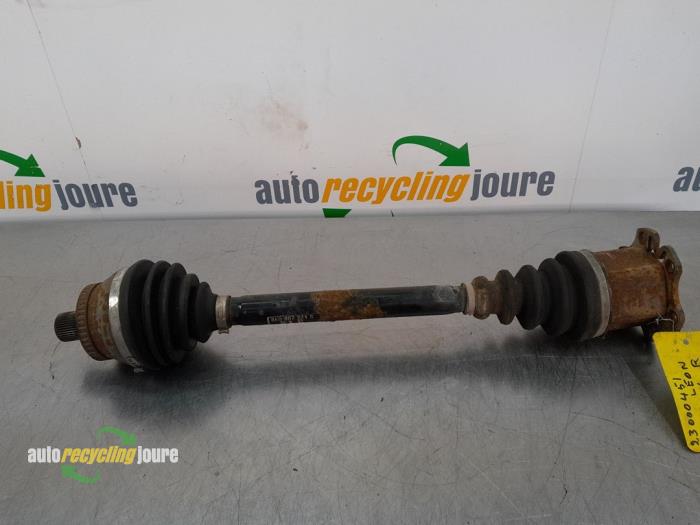 Gebruikte Aandrijfas links-voor Audi A4 (B6) 2.0 20V Prijs € 69,99 Margeregeling aangeboden door Autorecycling Joure B.V.