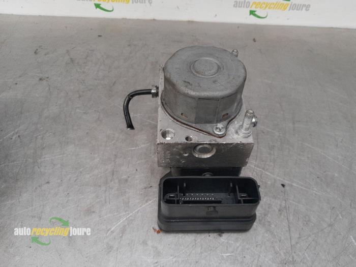 ABS Pomp van een Fiat Panda (312) 0.9 TwinAir Turbo 85 2012