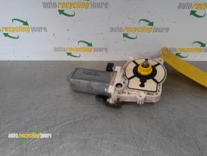 Gebruikte Portierruitmotor Saab 9-3 Sport Estate (YS3F) 1.9 TiD 16V Prijs € 25,09 Margeregeling aangeboden door Autorecycling Joure B.V.