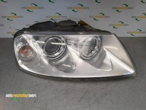 Gebruikte Rechter Koplamp Volkswagen Touareg (7LA/7L6) 4.2 V8 40V Prijs € 200,00 Margeregeling aangeboden door Autorecycling Joure B.V.