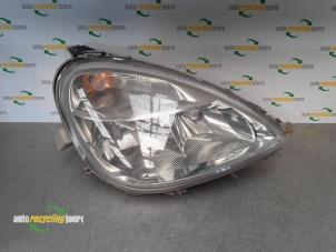 Gebruikte Koplamp rechts Mercedes A (W168) 1.9 A-190 Prijs € 39,99 Margeregeling aangeboden door Autorecycling Joure B.V.