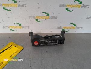 Gebruikte Handrem schakelaar Lancia Thesis (841) 2.4 JTD Multijet 20V Prijs € 29,99 Margeregeling aangeboden door Autorecycling Joure B.V.