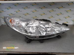Gebruikte Koplamp rechts Peugeot 207/207+ (WA/WC/WM) Prijs € 39,99 Margeregeling aangeboden door Autorecycling Joure B.V.
