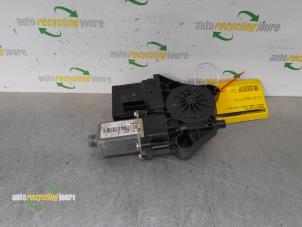 Gebruikte Motor electrisch raam Renault Grand Scénic III (JZ) 1.4 16V TCe 130 Prijs € 29,99 Margeregeling aangeboden door Autorecycling Joure B.V.