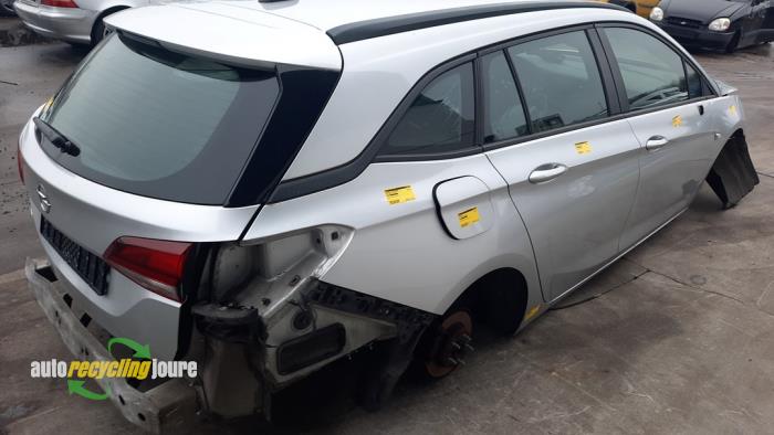 Zijpaneel rechts-achter van een Opel Astra K Sports Tourer 1.6 CDTI 110 16V 2018