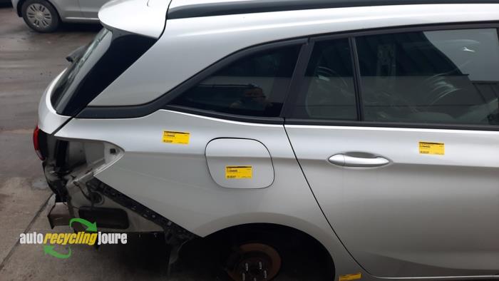 Zijpaneel rechts-achter van een Opel Astra K Sports Tourer 1.6 CDTI 110 16V 2018