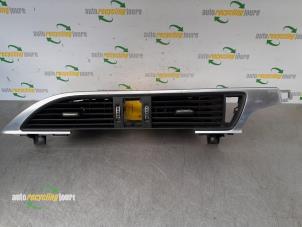 Gebruikte Luchtrooster Dashboard Audi A6 Avant (C7) 2.0 TDI 16V Prijs € 49,99 Margeregeling aangeboden door Autorecycling Joure B.V.