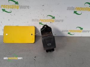 Gebruikte Schakelaar handrem Renault Grand Scénic III (JZ) 1.5 dCi 110 Prijs € 12,49 Margeregeling aangeboden door Autorecycling Joure B.V.