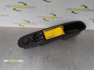 Gebruikte Schakelaar Elektrisch Raam Fiat Punto Evo (199) 1.3 JTD Multijet 85 16V Euro 5 Prijs € 29,99 Margeregeling aangeboden door Autorecycling Joure B.V.