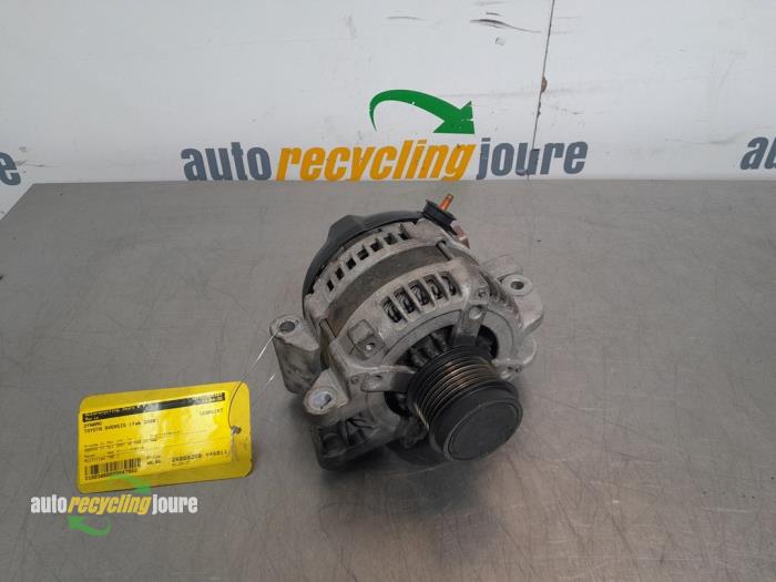 Gebruikte Alternator Toyota Avensis Wagon (T25/B1E) 2.2 D-4D 16V D-CAT Prijs € 49,99 Margeregeling aangeboden door Autorecycling Joure B.V.