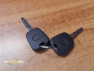 Nieuwe Deurslot Cilinder links Peugeot 107 Prijs € 36,29 Inclusief btw aangeboden door Autorecycling Joure B.V.