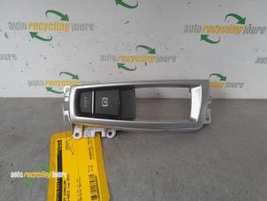 Gebruikte Handrem schakelaar BMW 5 serie Touring (F11) 535d 24V Prijs € 19,99 Margeregeling aangeboden door Autorecycling Joure B.V.