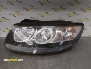 Gebruikte Koplamp links Hyundai Santa Fe II (CM) 2.7 V6 24V 4x4 Prijs € 125,00 Margeregeling aangeboden door Autorecycling Joure B.V.