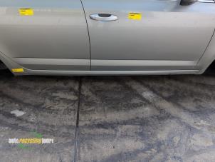 Gebruikte Dorpel rechts Skoda Octavia Combi (5EAC) 1.4 TSI 16V Prijs op aanvraag aangeboden door Autorecycling Joure B.V.