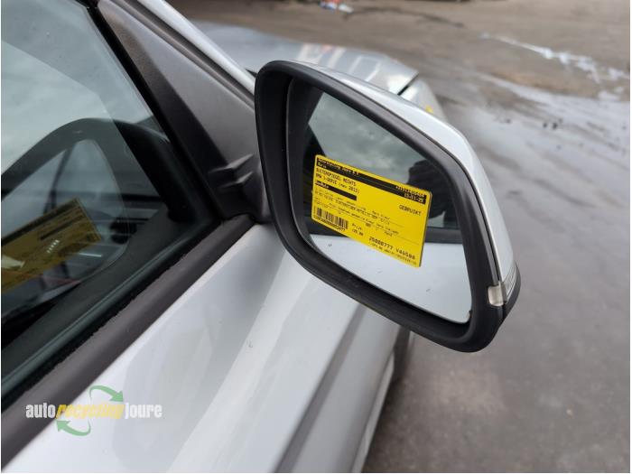 Buitenspiegel rechts van een BMW 1 serie (F20) 116i 1.6 16V 2013
