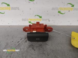 Gebruikte Schakelaar handrem Peugeot 508 (8D) 2.0 Hybrid4 16V Prijs € 24,99 Margeregeling aangeboden door Autorecycling Joure B.V.