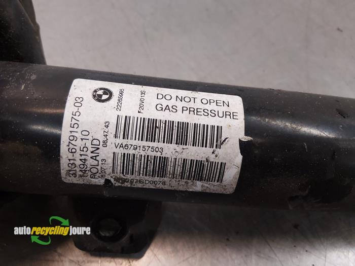 Schokdemperpoot links-voor van een BMW 1 serie (F20) 116i 1.6 16V 2013