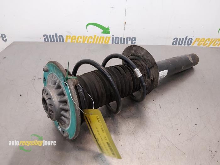 Schokdemperpoot links-voor van een BMW 1 serie (F20) 116i 1.6 16V 2013