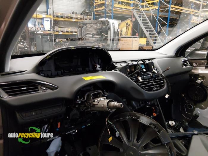 Gebruikte Dashboard Peugeot 208 I (CA/CC/CK/CL) 1.2 Vti 12V PureTech 82 Prijs € 225,00 Margeregeling aangeboden door Autorecycling Joure B.V.