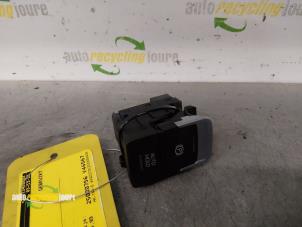 Gebruikte Handrem schakelaar Volkswagen Passat Variant (3G5) 1.4 GTE 16V Prijs € 14,99 Margeregeling aangeboden door Autorecycling Joure B.V.