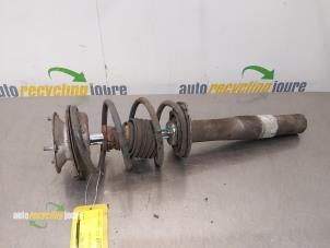 Gebruikte Mac Phersonpoot links-voor BMW 5 serie Touring (E61) 525i 24V Prijs € 49,99 Margeregeling aangeboden door Autorecycling Joure B.V.