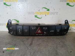 Gebruikte Stoelverwarmings Schakelaar Mercedes ML II (164/4JG) 3.0 ML-350 CDI BlueEFFICIENCY 4-Matic V6 Prijs € 49,99 Margeregeling aangeboden door Autorecycling Joure B.V.