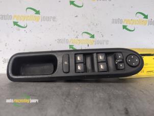 Gebruikte Ruit schakelaar elektrisch Peugeot 407 SW (6E) 1.8 16V Prijs € 39,99 Margeregeling aangeboden door Autorecycling Joure B.V.