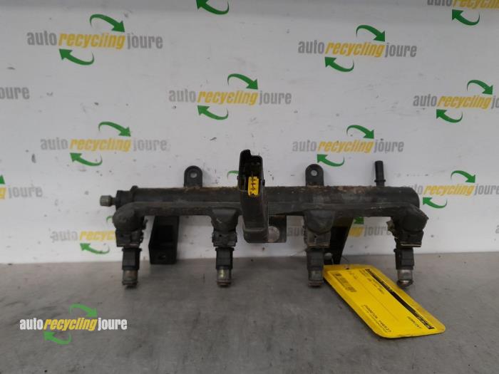 Gebruikte Injector brug Peugeot 206 (2A/C/H/J/S) 1.4 XR,XS,XT,Gentry Prijs € 39,99 Margeregeling aangeboden door Autorecycling Joure B.V.