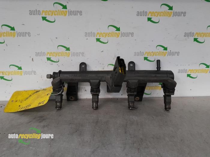 Gebruikte Injector brug Peugeot 206 (2A/C/H/J/S) 1.4 XR,XS,XT,Gentry Prijs op aanvraag aangeboden door Autorecycling Joure B.V.