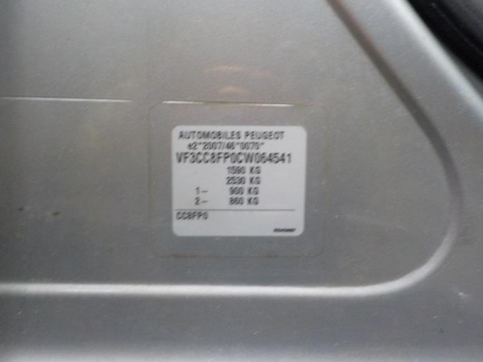 Motor van een Peugeot 208 2012