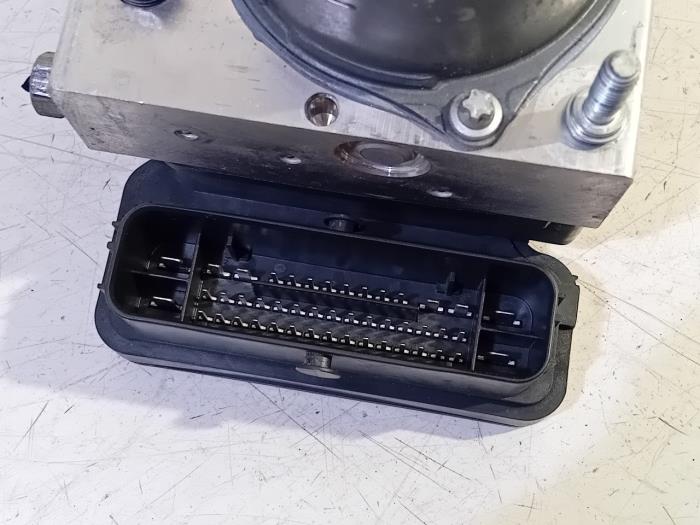 ABS Pomp van een Peugeot 5008 2019