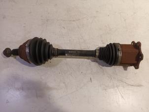 Gebruikte Aandrijfas links-voor Skoda Superb Prijs € 120,00 Margeregeling aangeboden door Van der Ven Autorecycling B.V.