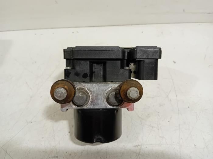 Gebruikte ABS Pomp Suzuki Swift Prijs € 149,95 Margeregeling aangeboden door Van der Ven Autorecycling B.V.