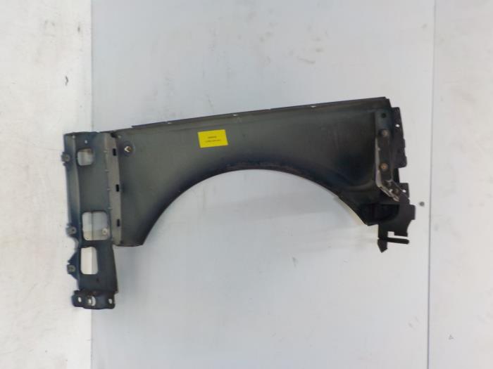 Scherm links-voor van een Landrover Range Rover 2002