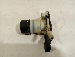 Gebruikte Pomp adblue Mercedes Vito Prijs € 155,00 Margeregeling aangeboden door Van der Ven Autorecycling B.V.