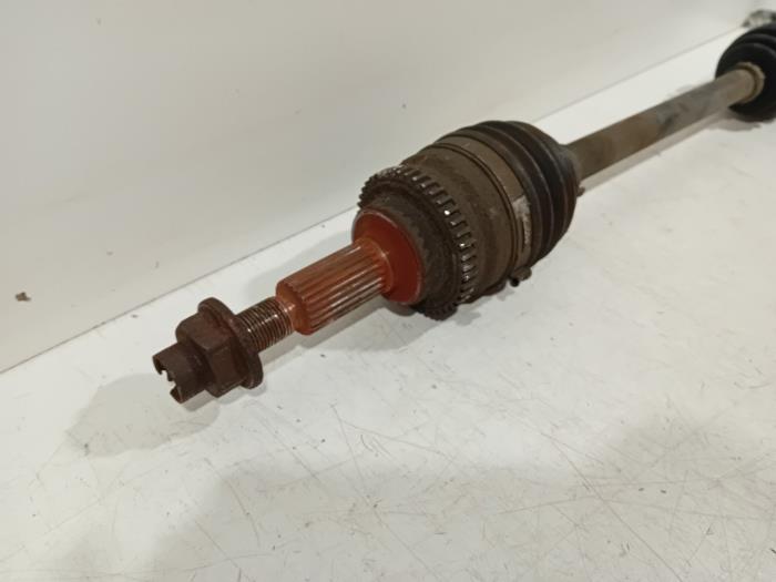 Aandrijfas links-voor van een Suzuki Swift 2005