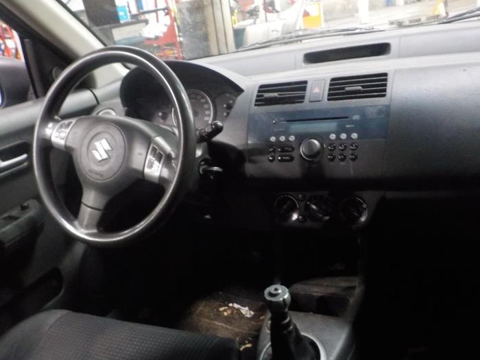 Aandrijfas links-voor van een Suzuki Swift 2005