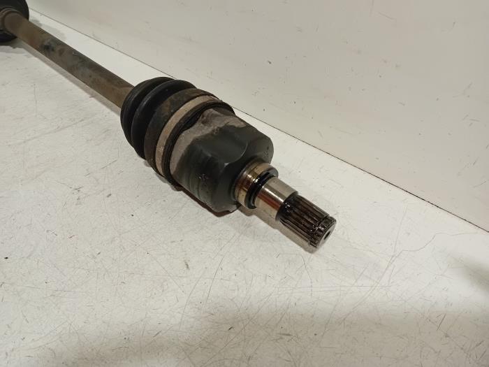 Aandrijfas links-voor van een Suzuki Swift 2005