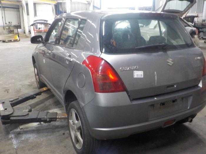 Aandrijfas links-voor van een Suzuki Swift 2005