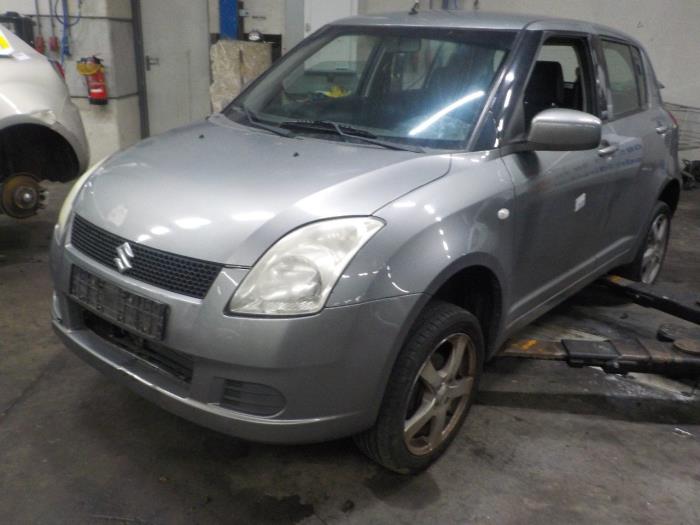 Aandrijfas links-voor van een Suzuki Swift 2005