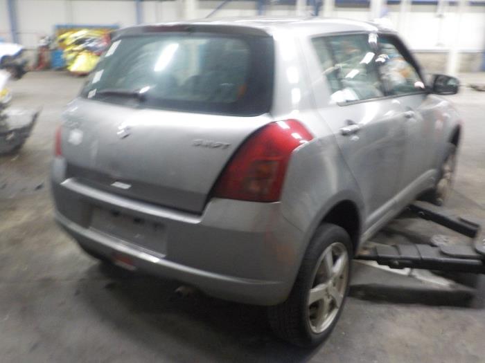 Aandrijfas links-voor van een Suzuki Swift 2005