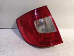 Gebruikte Achterlicht links Skoda Superb Prijs € 85,00 Margeregeling aangeboden door Van der Ven Autorecycling B.V.