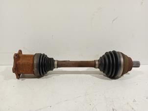 Gebruikte Aandrijfas links-voor Volkswagen Passat Prijs € 45,00 Margeregeling aangeboden door Van der Ven Autorecycling B.V.