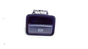 Gebruikte Handrem schakelaar Mercedes A-Klasse Prijs € 13,00 Margeregeling aangeboden door Van der Ven Autorecycling B.V.