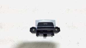 Gebruikte Handrem schakelaar Peugeot 308 Prijs € 12,00 Margeregeling aangeboden door Van der Ven Autorecycling B.V.