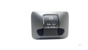 Gebruikte Schakelaar handrem Volvo V60 Prijs € 15,00 Margeregeling aangeboden door Van der Ven Autorecycling B.V.