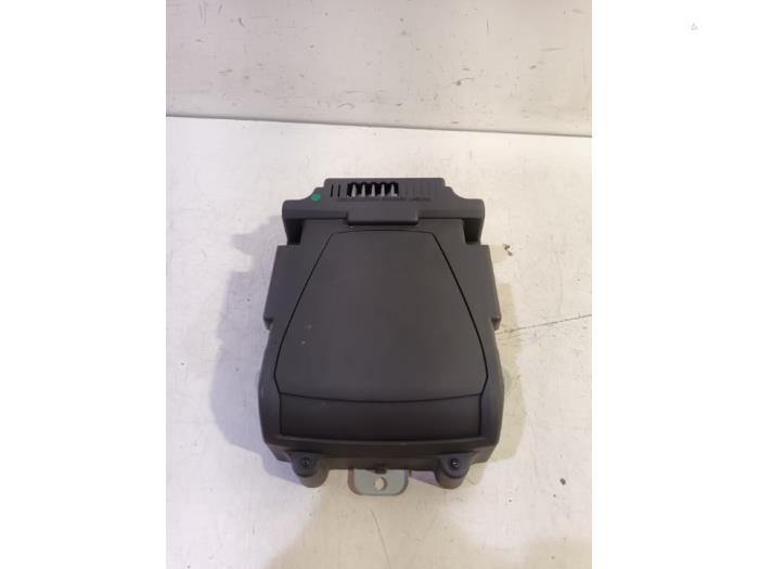 Gebruikte Head-up display Peugeot 3008 Prijs € 60,00 Margeregeling aangeboden door Van der Ven Autorecycling B.V.