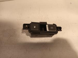 Gebruikte Schakelaar handrem Hyundai Grand Santa Fe Prijs € 105,00 Margeregeling aangeboden door Van der Ven Autorecycling B.V.